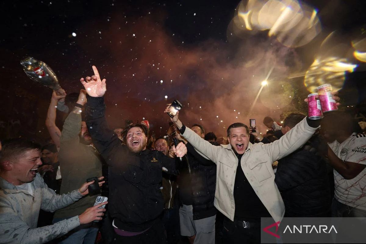 Pecah Rekor 22 Tahun! Begini Kemeriahan Fans Rayakan Gelar Juara Arsenal di Luar Emirates