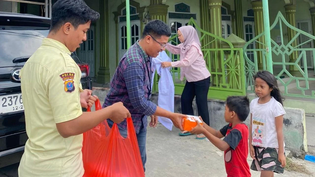 Pegadaian Salurkan Bantuan kepada Masyarakat Medan lewat Program Sedekah Jumat