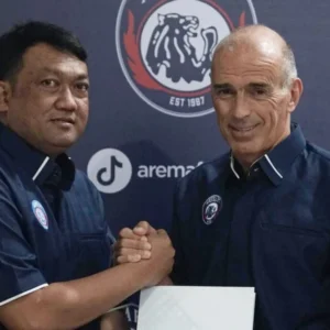Pelatih Arema FC Ungkap Strategi Cerdik Hadapi Persaingan Ketat Papan Atas Super League