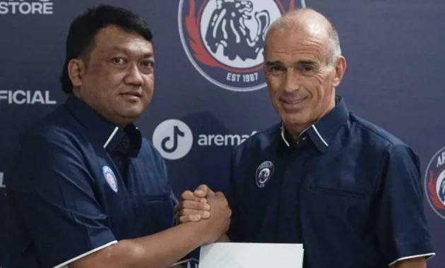 Pelatih Arema FC Ungkap Strategi Cerdik Hadapi Persaingan Ketat Papan Atas Super League