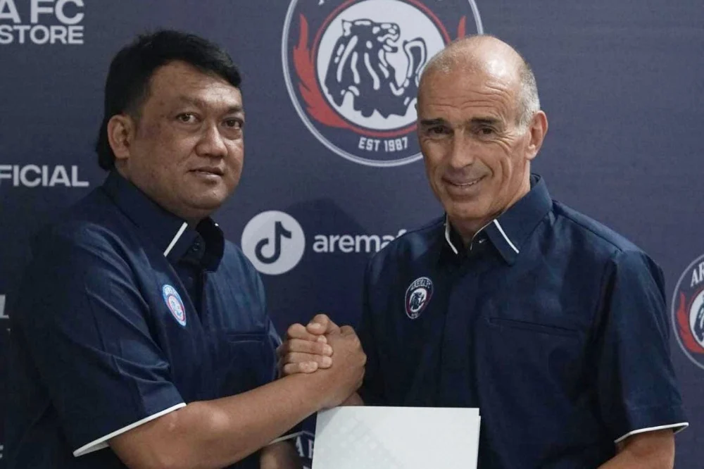 Pelatih Arema FC Ungkap Strategi Cerdik Hadapi Persaingan Ketat Papan Atas Super League