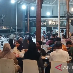 Pemadaman Listrik Total, Warga Banda Aceh Padati Warung Kopi