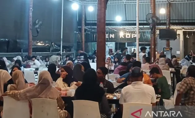 Pemadaman Listrik Total, Warga Banda Aceh Padati Warung Kopi Pemadaman Listrik Total, Warga Banda Aceh Padati Warung Kopi