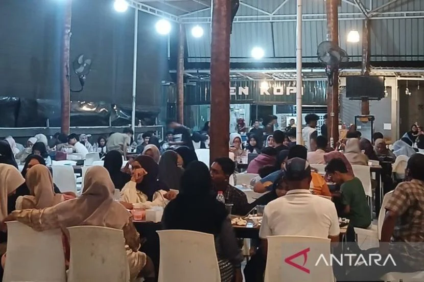 Pemadaman Listrik Total, Warga Banda Aceh Padati Warung Kopi