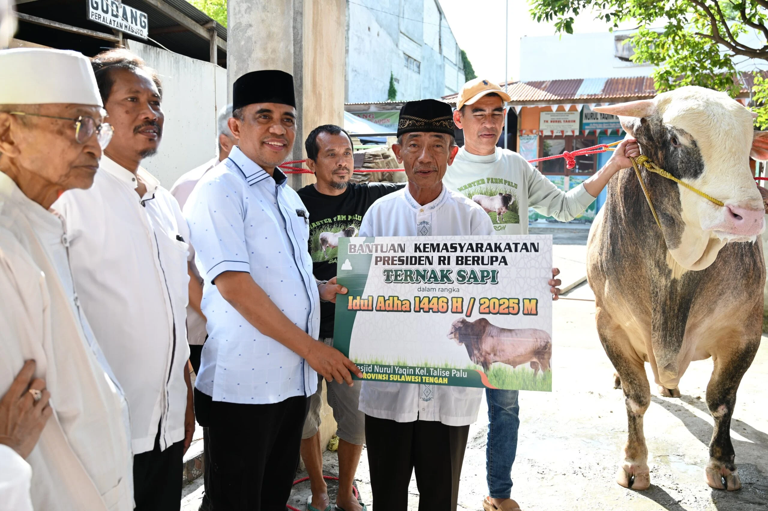 Pemkab Bandung Salurkan Bantuan Sapi Kurban Presiden di Dayeuhkolot