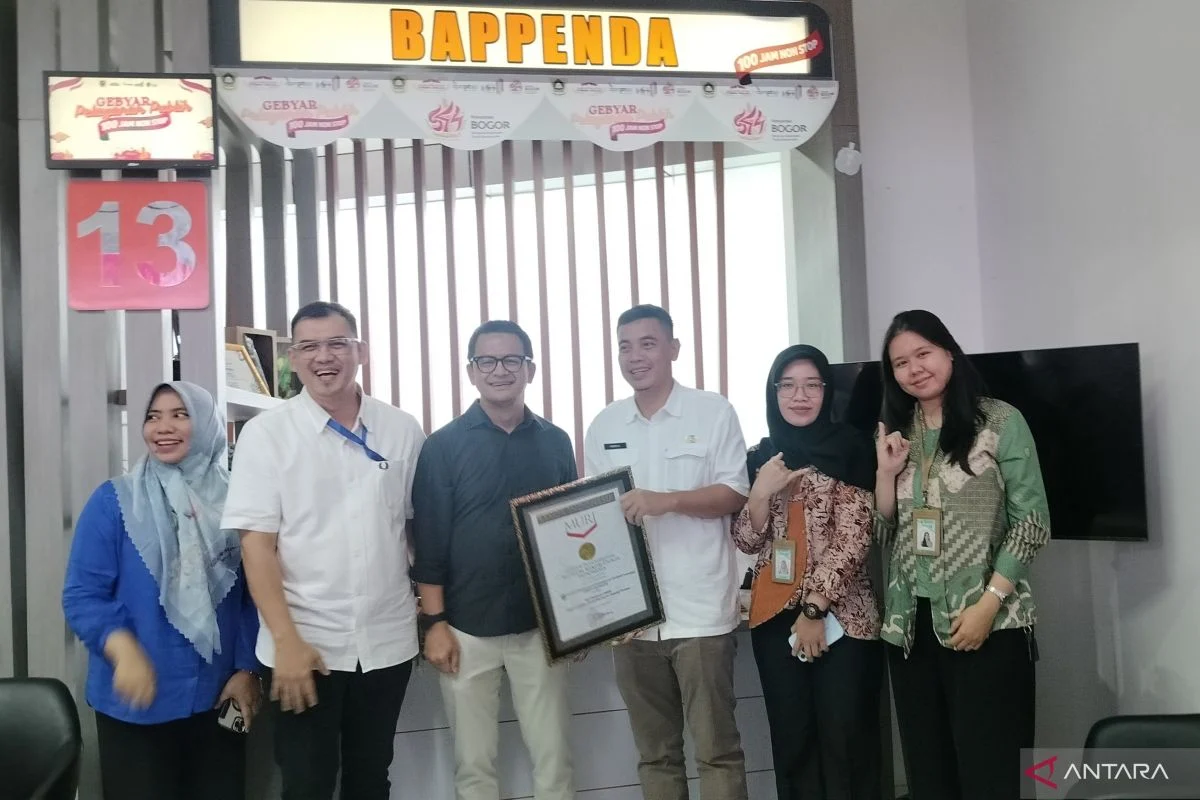 Pemkab Bogor pecahkan rekor MURI layanan publik 100 jam nonstop