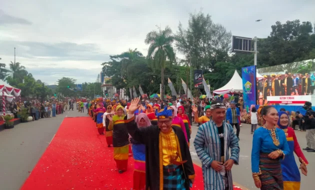 Pemkot Kendari Hadirkan Ragam Budaya dalam Pawai HUT ke-62 Sulawesi Tenggara