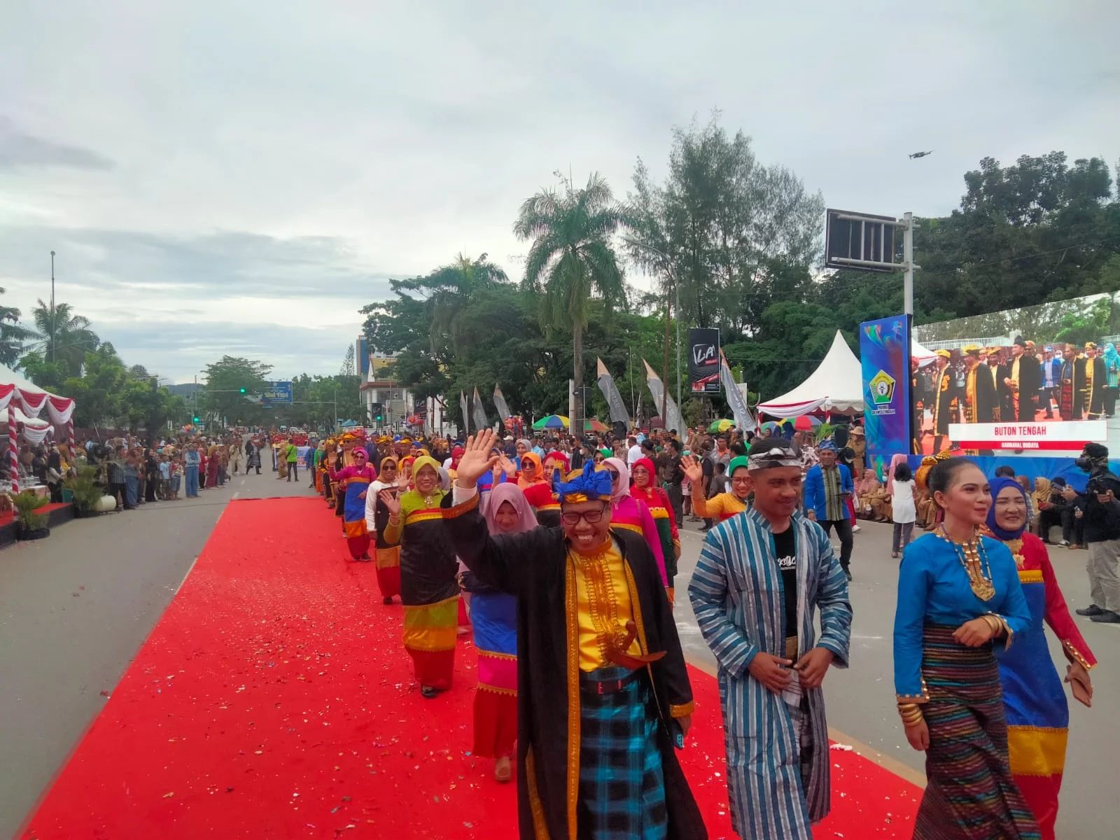 Pemkot Kendari Hadirkan Ragam Budaya dalam Pawai HUT ke-62 Sulawesi Tenggara