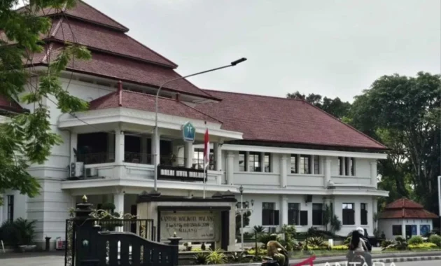 Pemkot Malang Tunda Pendaftaran Sekolah Rakyat, Andalkan DTSEN untuk Pilih Siswa Desil 1-2 Pemkot Malang Tunda Pendaftaran Sekolah Rakyat, Andalkan DTSEN untuk Pilih Siswa Desil 1-2
