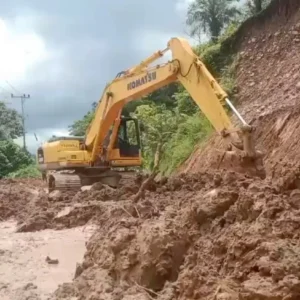 Pemprov Sumbar Kerahkan Alat Berat Atasi Jalan Longsor di Palembayan