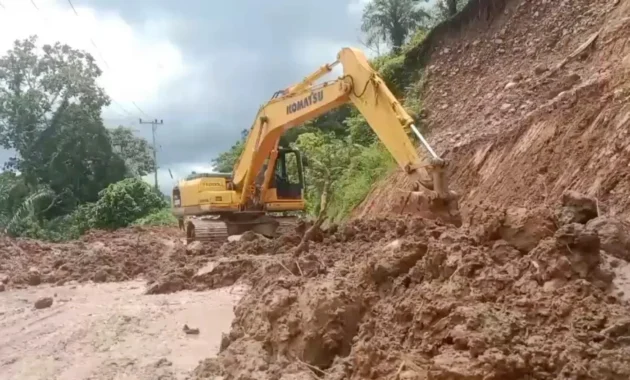 Pemprov Sumbar Kerahkan Alat Berat Atasi Jalan Longsor di Palembayan
