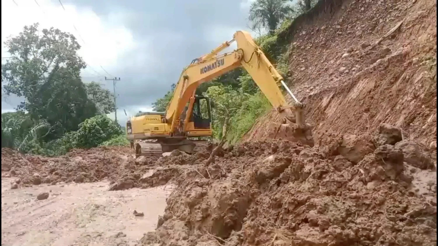 Pemprov Sumbar Kerahkan Alat Berat Atasi Jalan Longsor di Palembayan