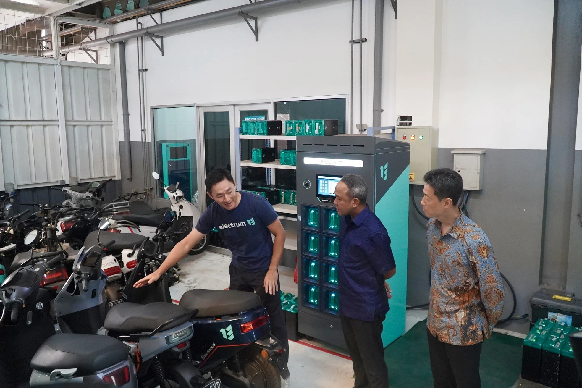 Pengadaan 21 Ribu Motor Listrik MBG di Tengah Defisit APBN Rp240 T: Ancaman Pemborosan atau Langkah Strategis?