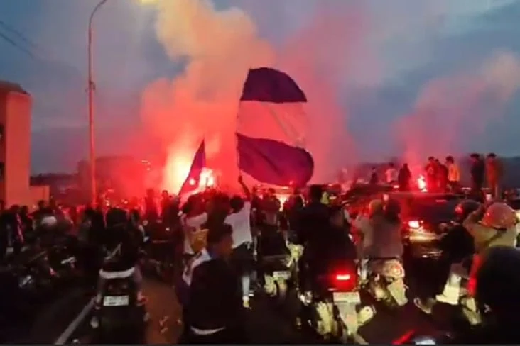 Persib Juara Super League, Ribuan Bobotoh Tumpah Ruah di Fly Over Pasopati