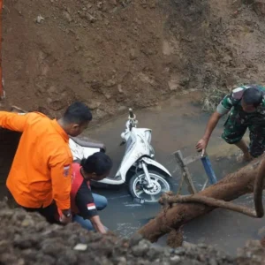 Petugas Gulkarmat Evakuasi Motor yang Terperosok Akibat Jalan Amblas di Lenteng Agung