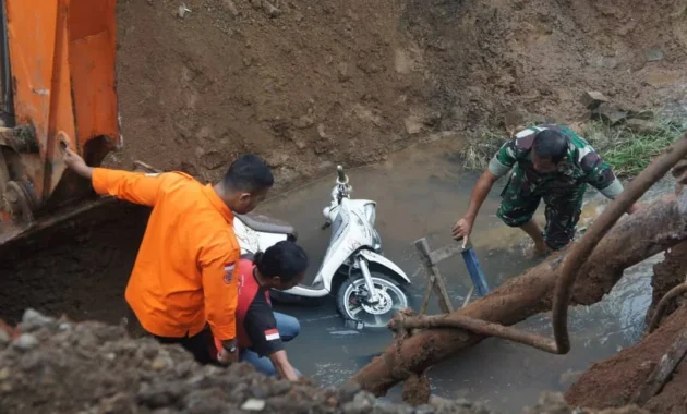 Petugas Gulkarmat Evakuasi Motor yang Terperosok Akibat Jalan Amblas di Lenteng Agung Petugas Gulkarmat Evakuasi Motor yang Terperosok Akibat Jalan Amblas di Lenteng Agung
