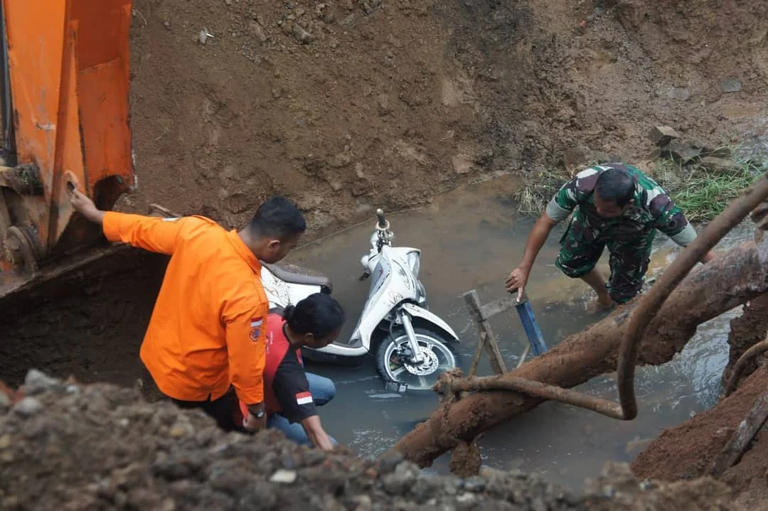 Petugas Gulkarmat Evakuasi Motor yang Terperosok Akibat Jalan Amblas di Lenteng Agung