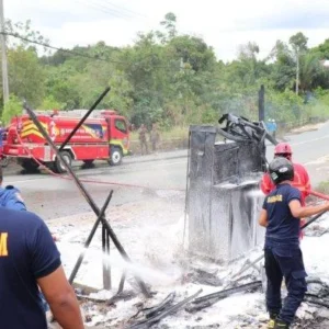 Petugas Padamkan Kebakaran di Kantor Bupati Bulungan, Kaltara
