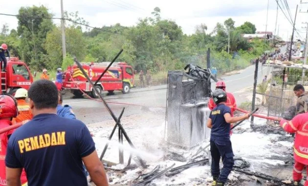 Petugas Padamkan Kebakaran di Kantor Bupati Bulungan, Kaltara