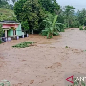 Petugas Siapkan Lokasi Pengungsian Korban Banjir di Balai Desa Jamali