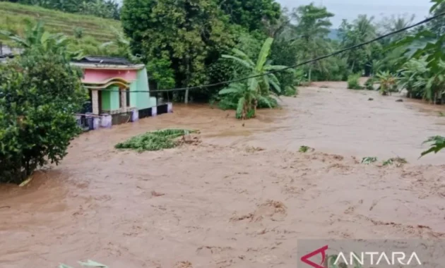 Petugas Siapkan Lokasi Pengungsian Korban Banjir di Balai Desa Jamali