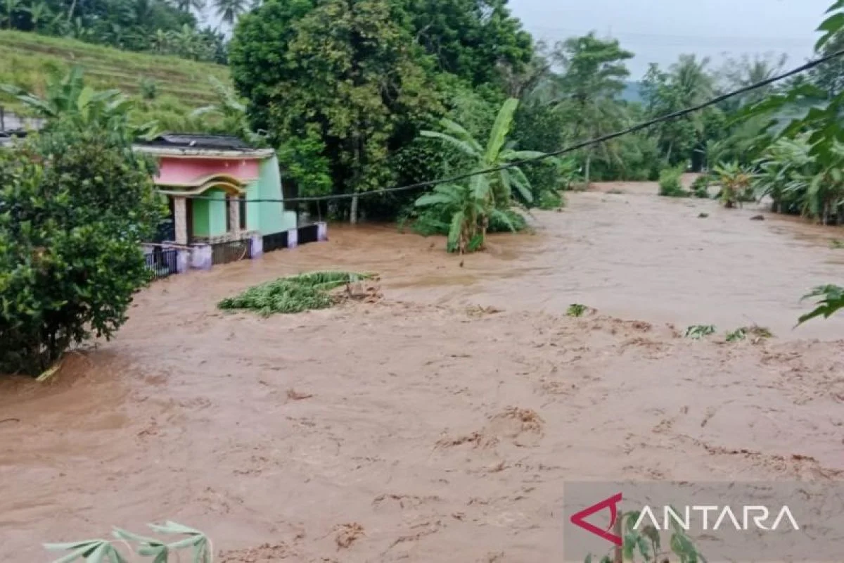 Petugas Siapkan Lokasi Pengungsian Korban Banjir di Balai Desa Jamali