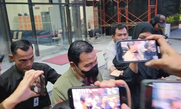 Plt Wali Kota Madiun Irit Bicara Usai Diperiksa 10 Jam oleh KPK, Pilih Langsung Masuk ke Dalam Mobil Plt Wali Kota Madiun Irit Bicara Usai Diperiksa 10 Jam oleh KPK, Pilih Langsung Masuk ke Dalam Mobil