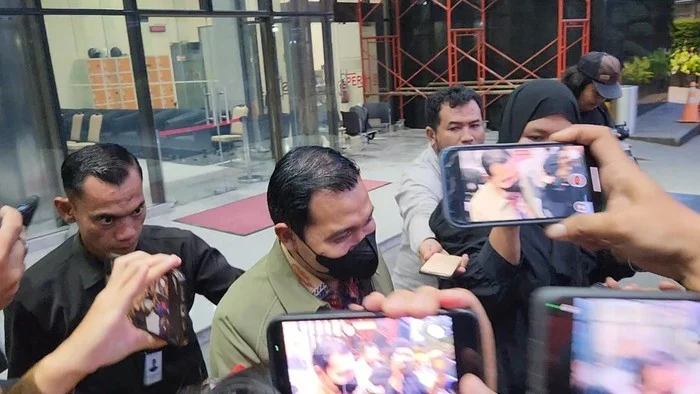 Plt Wali Kota Madiun Irit Bicara Usai Diperiksa 10 Jam oleh KPK, Pilih Langsung Masuk ke Dalam Mobil