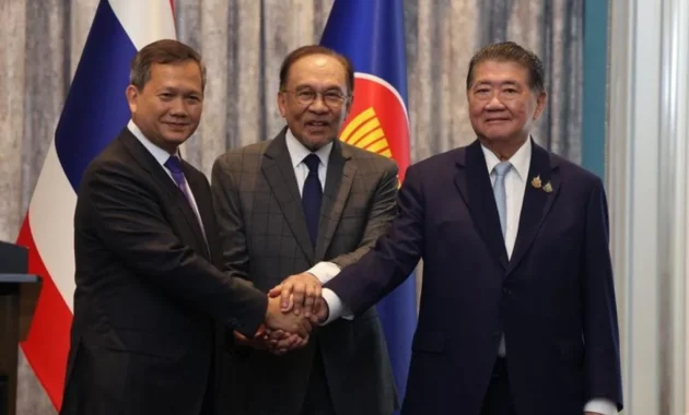PM Thailand dan Kamboja Bahas Situasi Perbatasan di Filipina PM Thailand dan Kamboja Bahas Situasi Perbatasan di Filipina