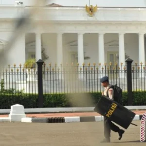 Polisi Halangi Massa Demo Hardiknas Menuju Istana