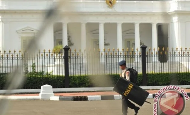 Polisi Halangi Massa Demo Hardiknas Menuju Istana