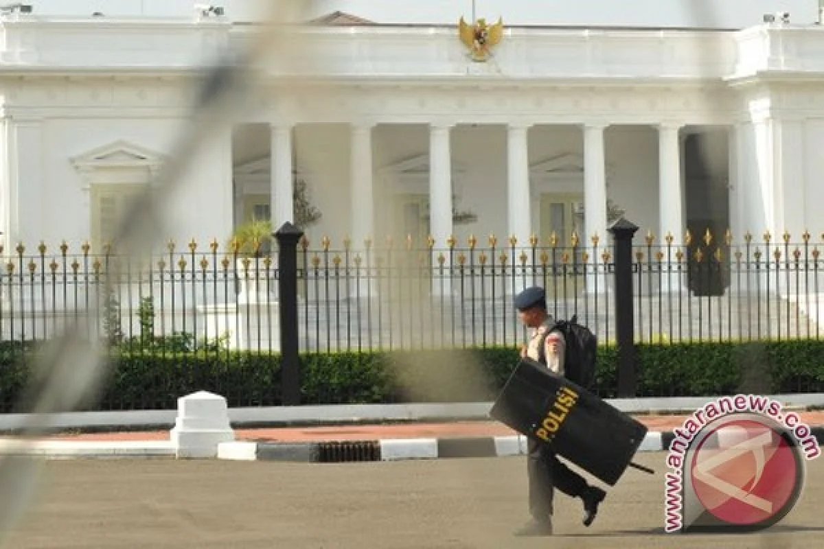 Polisi Halangi Massa Demo Hardiknas Menuju Istana