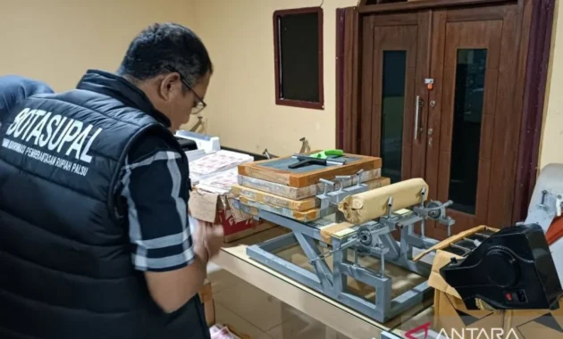 Polisi Riau Tangkep Pemuda Pembuat Situs Bank Palsu untuk Phishing Polisi Riau Tangkep Pemuda Pembuat Situs Bank Palsu untuk Phishing