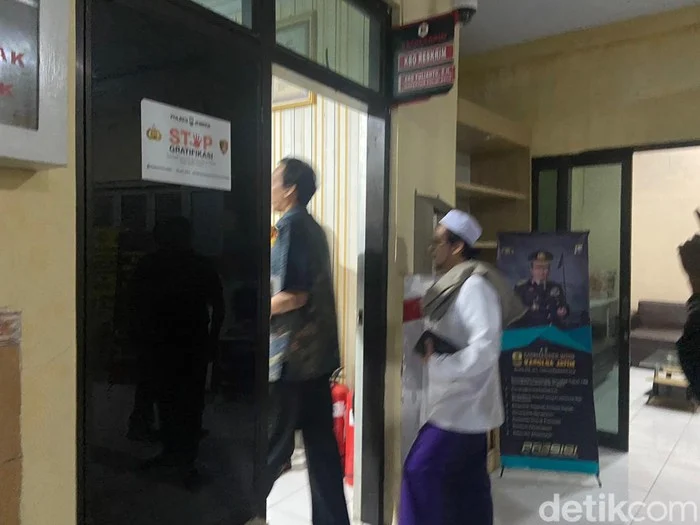 Polisi Tangkap Kiai Ponpes yang Diduga Membuat Santriwati Hamil dan Melahirkan Tanpa Hubungan Seksual