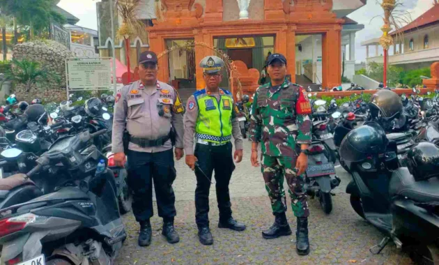 Polsek Kuta Amankan Pria 26 Tahun Berprofesi Sebagai Manusia Silver Setelah Menodong Pengendara Motor Polsek Kuta Amankan Pria 26 Tahun Berprofesi Sebagai Manusia Silver Setelah Menodong Pengendara Motor