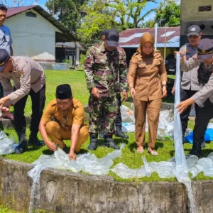 Polsek Salahutu Musnahkan 500 Liter Sopi Ilegal di Maluku Tengah