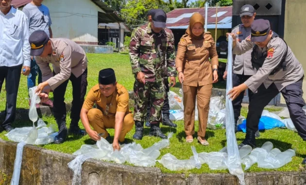 Polsek Salahutu Musnahkan 500 Liter Sopi Ilegal di Maluku Tengah Polsek Salahutu Musnahkan 500 Liter Sopi Ilegal di Maluku Tengah