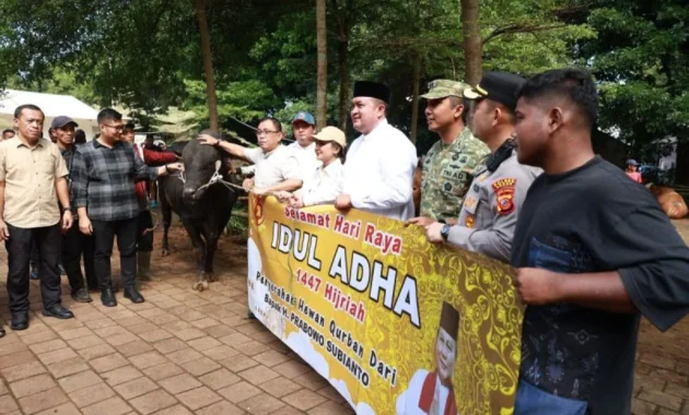 Prabowo Rutin Salurkan Hewan Kurban untuk Warga Hambalang
