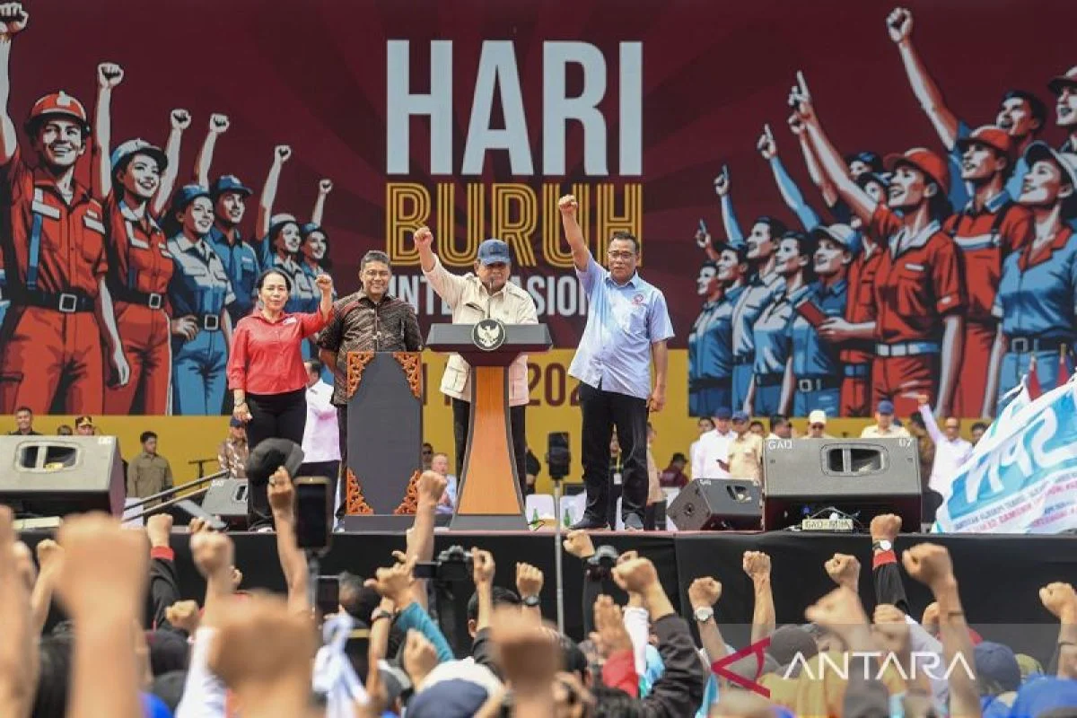 Prabowo Subianto Hadiri Perayaan May Day di Monas, Ikut Berjoget di Depan Ribuan Buruh
