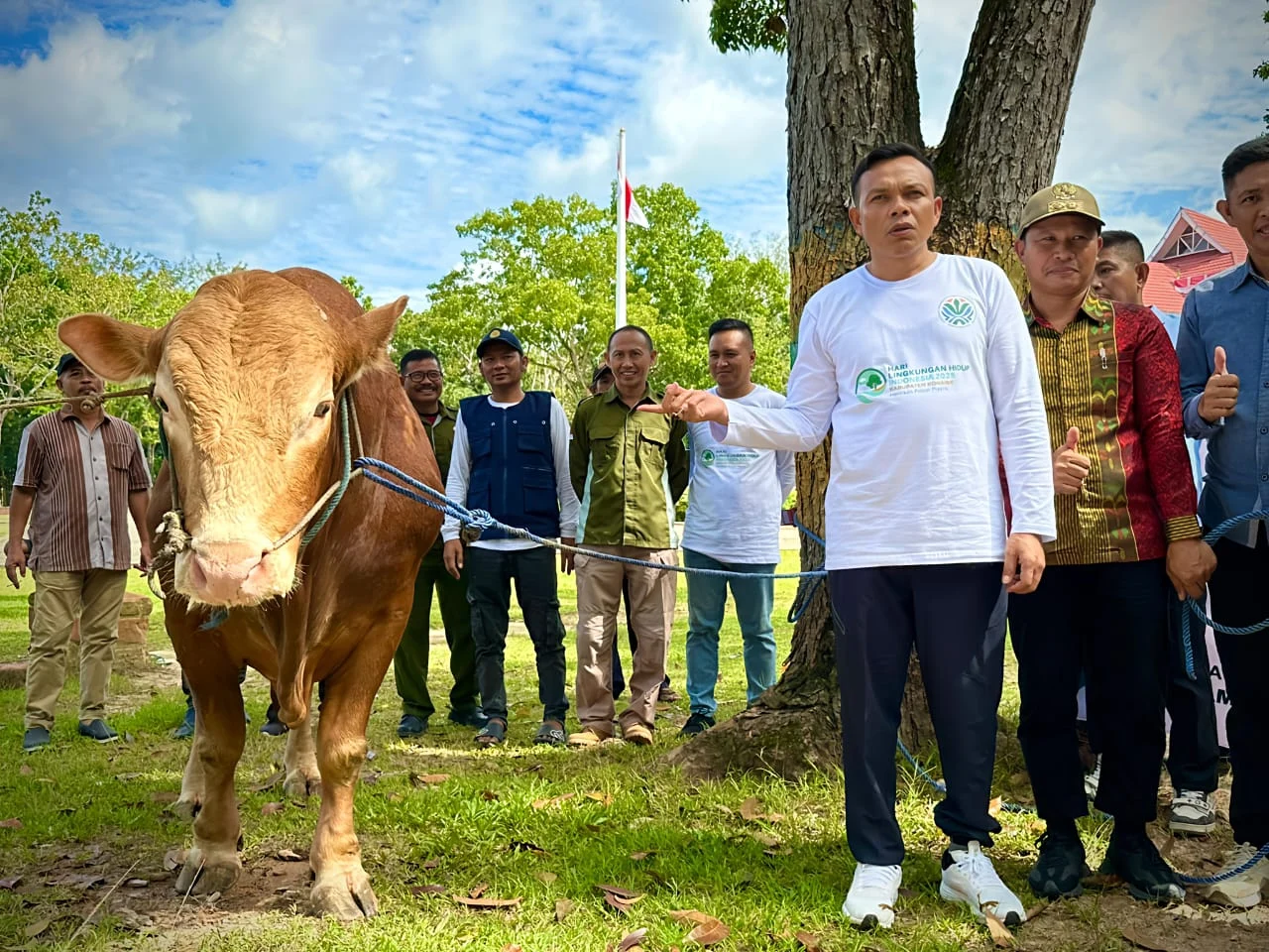 Prabowo Sumbang Sapi Jumbo 1,2 Ton untuk Korban Banjir Dayeuhkolot