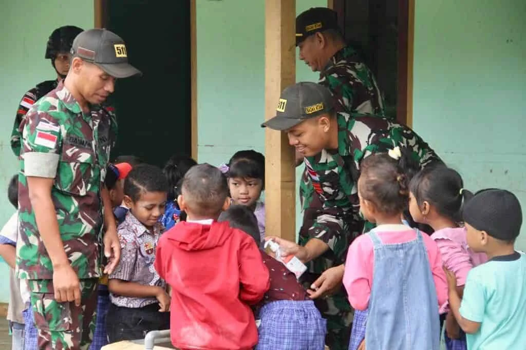 Prajurit Satgas Yonif 511/DY Bimbing Anak SD di Lanny Jaya, Dorong Peningkatan SDM Papua Pegunungan