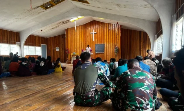 Prajurit Satgas Yonif 511/DY Rehabilitasi Gereja Kogoyaluk di Lanny Jaya, Tingkatkan Toleransi Beragama