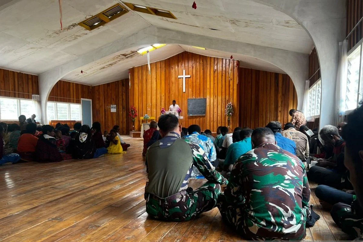 Prajurit Satgas Yonif 511/DY Rehabilitasi Gereja Kogoyaluk di Lanny Jaya, Tingkatkan Toleransi Beragama