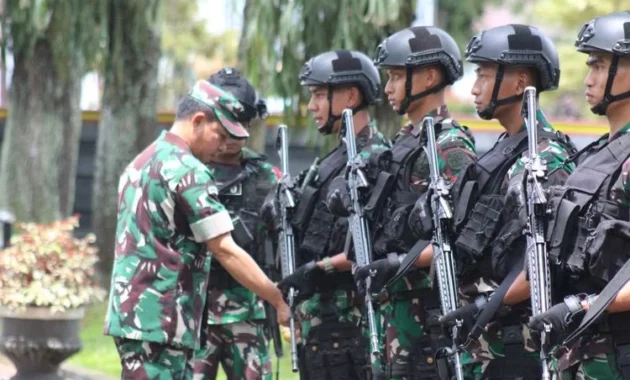 Prajurit Yonif 511/DY Luncurkan Program “TNI Antar Pelajar Tolikara”, Atasi Akses Sulit di Papua Pegunungan Prajurit Yonif 511/DY Luncurkan Program “TNI Antar Pelajar Tolikara”, Atasi Akses Sulit di Papua Pegunungan