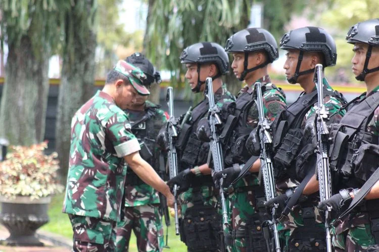 Prajurit Yonif 511/DY Luncurkan Program “TNI Antar Pelajar Tolikara”, Atasi Akses Sulit di Papua Pegunungan