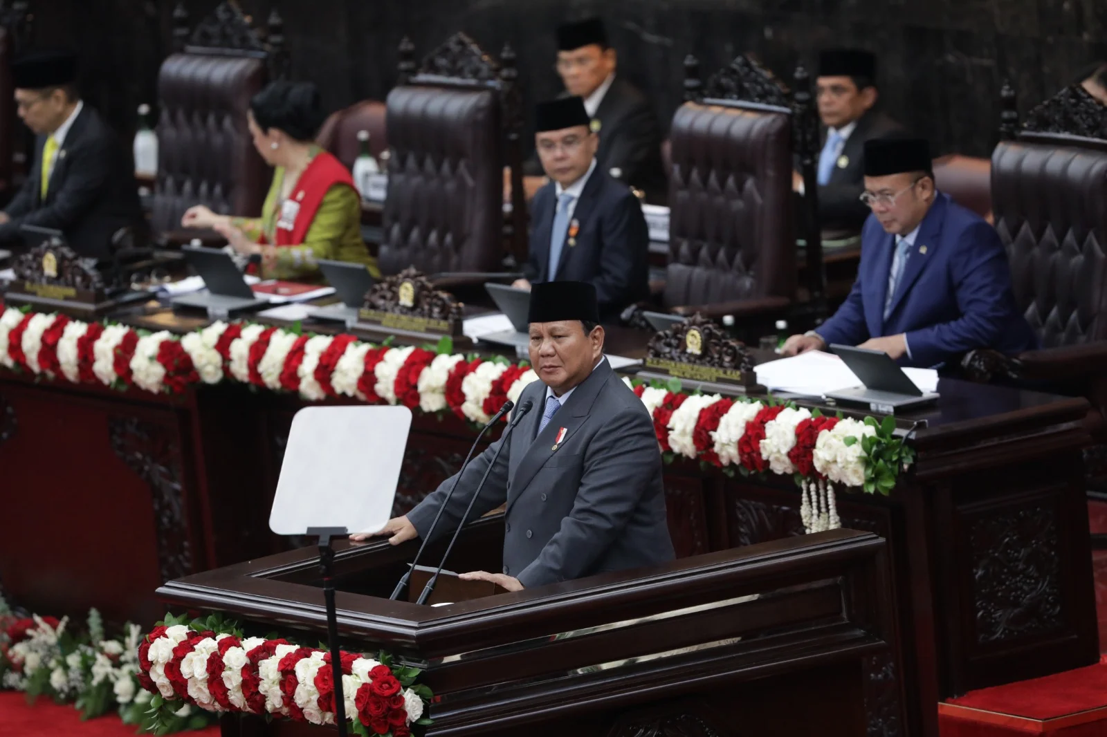 Presiden Prabowo Santai Soal Melemahnya Rupiah, Pengamat Soroti Risiko PHK dan Kemiskinan