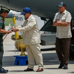 Presiden Prabowo Serahkan Secara Simbolis Kunci Pesawat Tempur Rafale kepada Panglima TNI