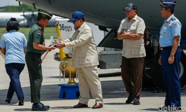 Presiden Prabowo Serahkan Secara Simbolis Kunci Pesawat Tempur Rafale kepada Panglima TNI