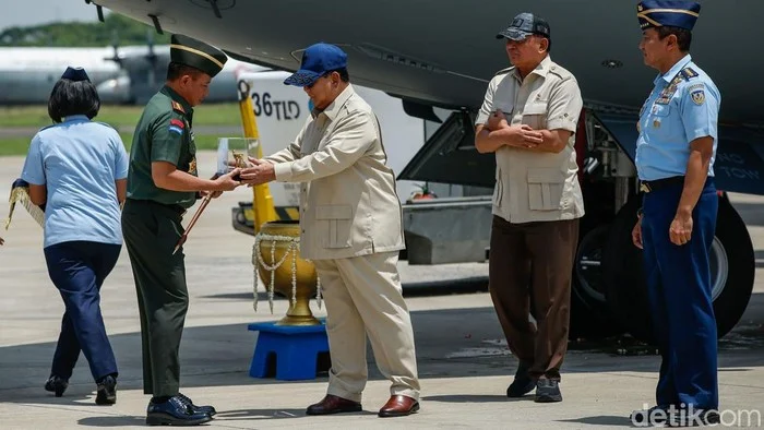 Presiden Prabowo Serahkan Secara Simbolis Kunci Pesawat Tempur Rafale kepada Panglima TNI