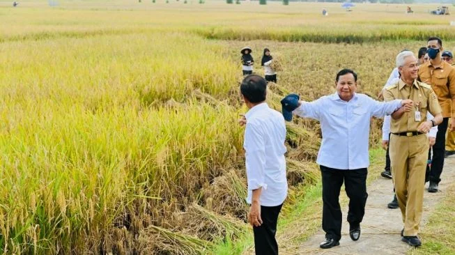 Presiden Prabowo Subianto Lakukan Panen Raya Udang di Kebumen